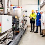 equans refrigeration and heating solutions collega staat bij industriële warmtepomp