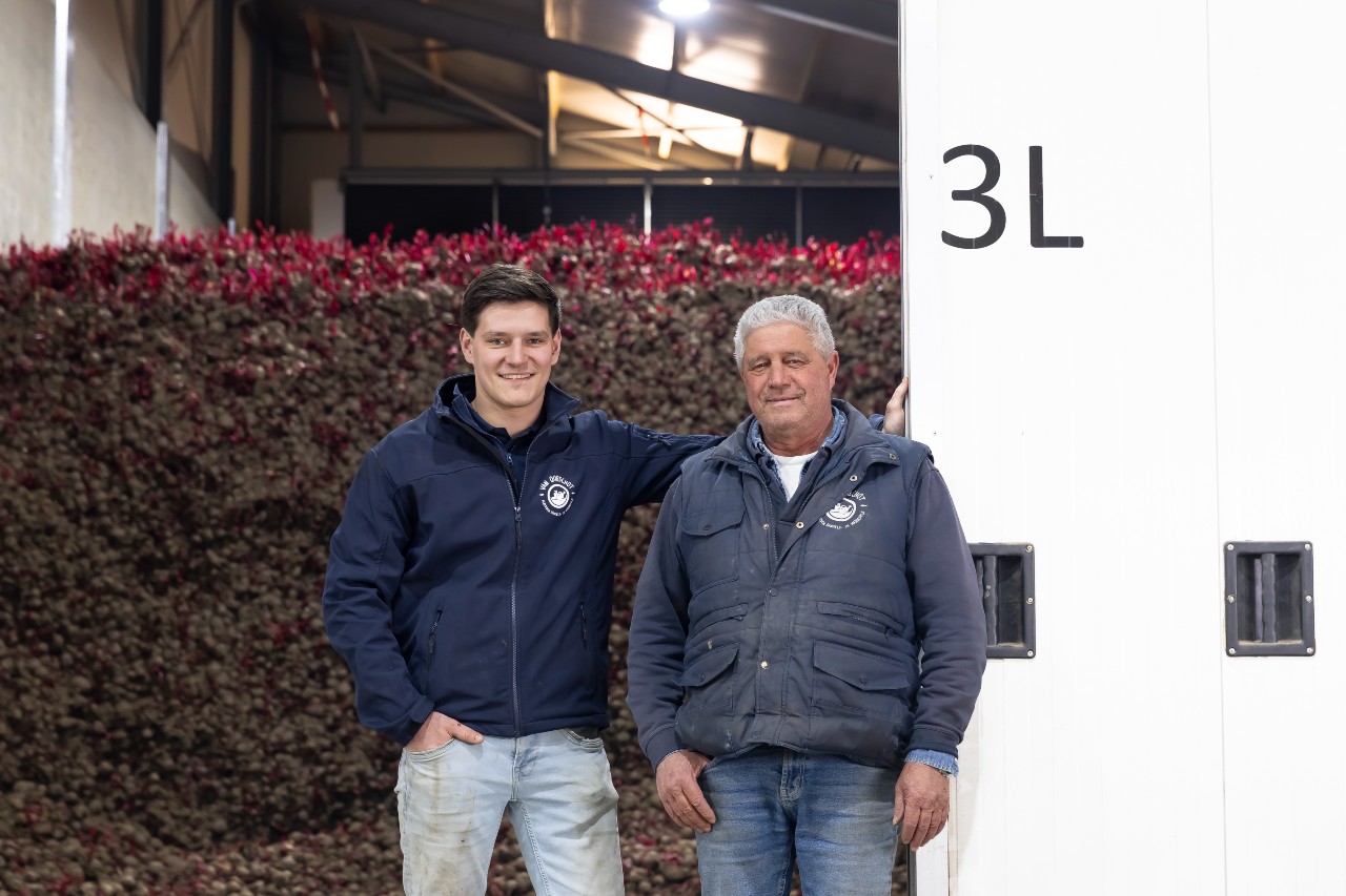 vader en zoon Van Oorschot uit Achthuizen staan voor hun loods