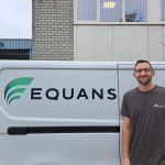 Onderhoudsmonteur Robert Swanepoel voor een bus van Equans Refrigeration